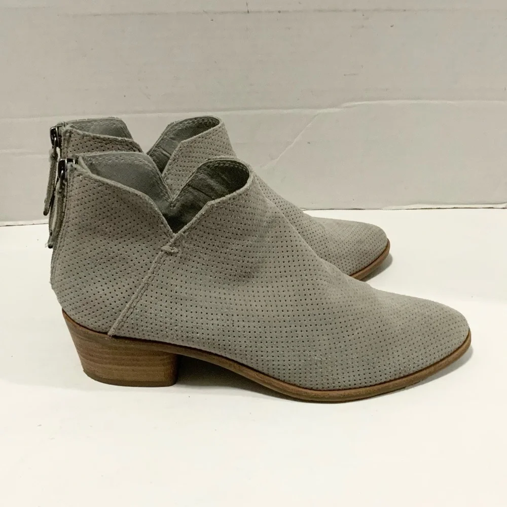 Dolce Vita Karsen Gray Perforated Suede Ankle Bootie Womens Size 8 - Picture 1 of 10